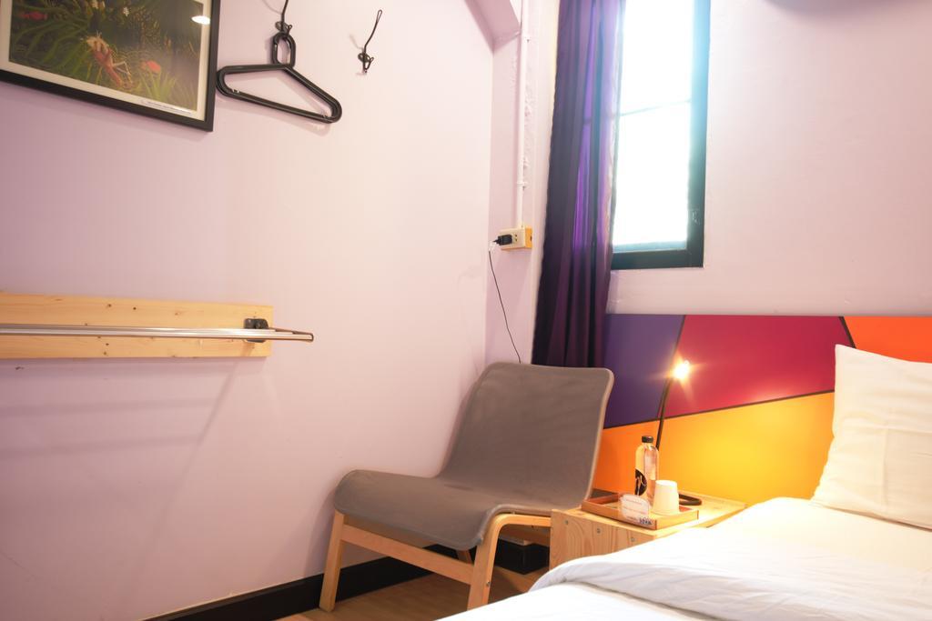 Chambre Simple avec Toilettes et Douche Communes