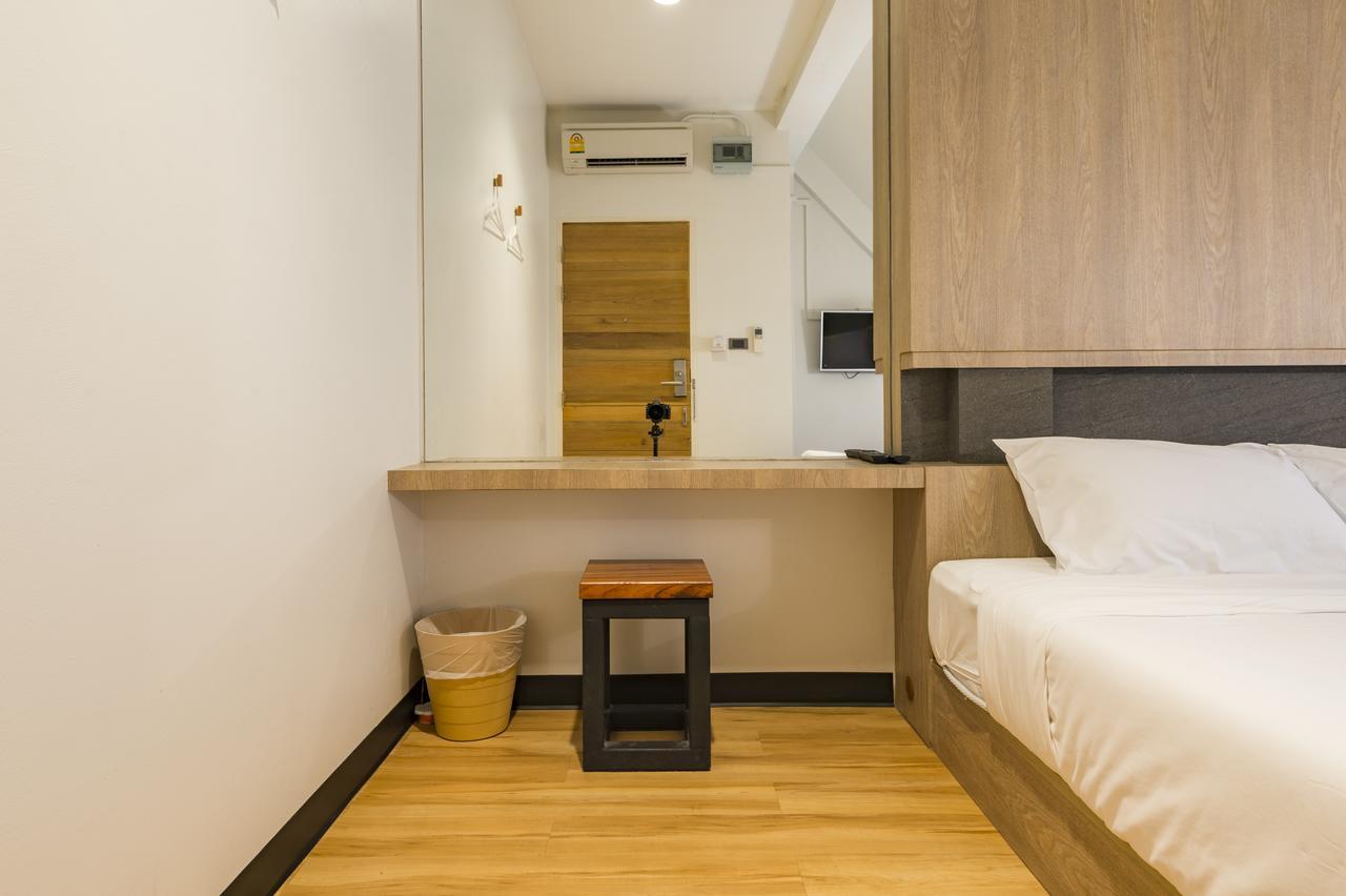 Habitación con cama grande y baño compartido sin ventanas