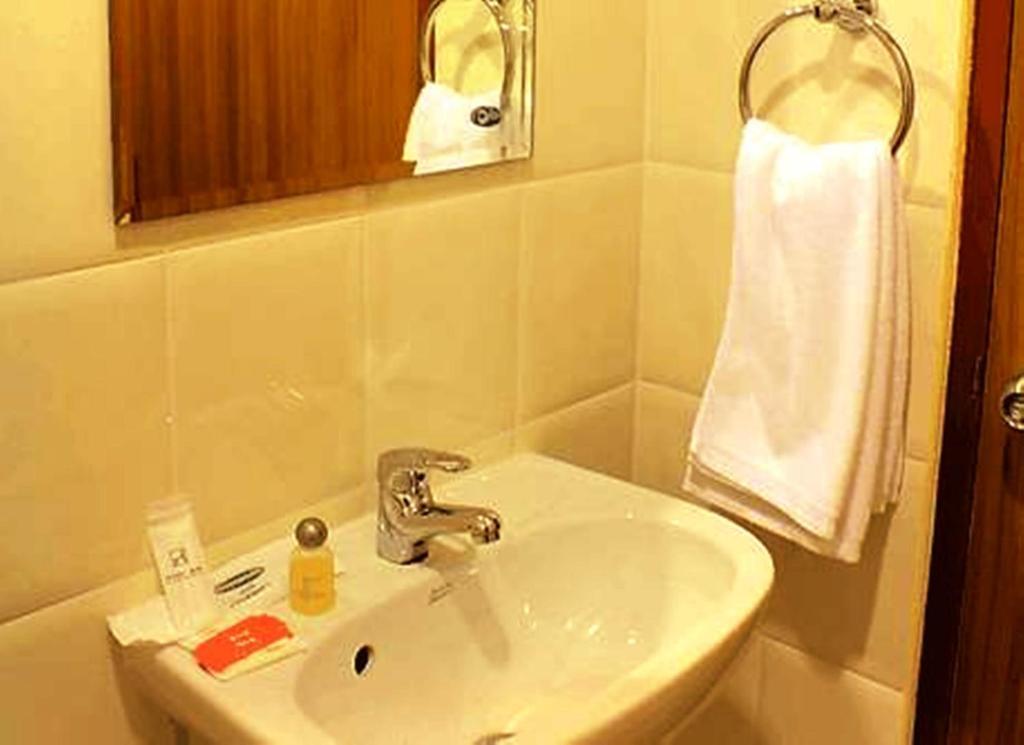 Standard Double Room Bathtub