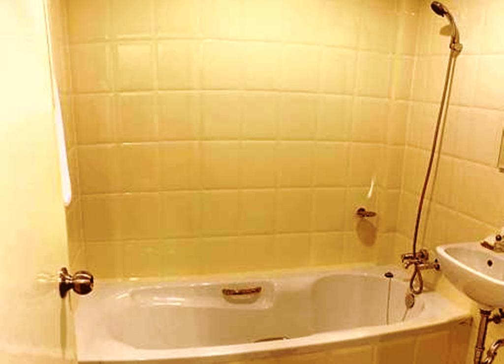 Standard Double Room Bathtub