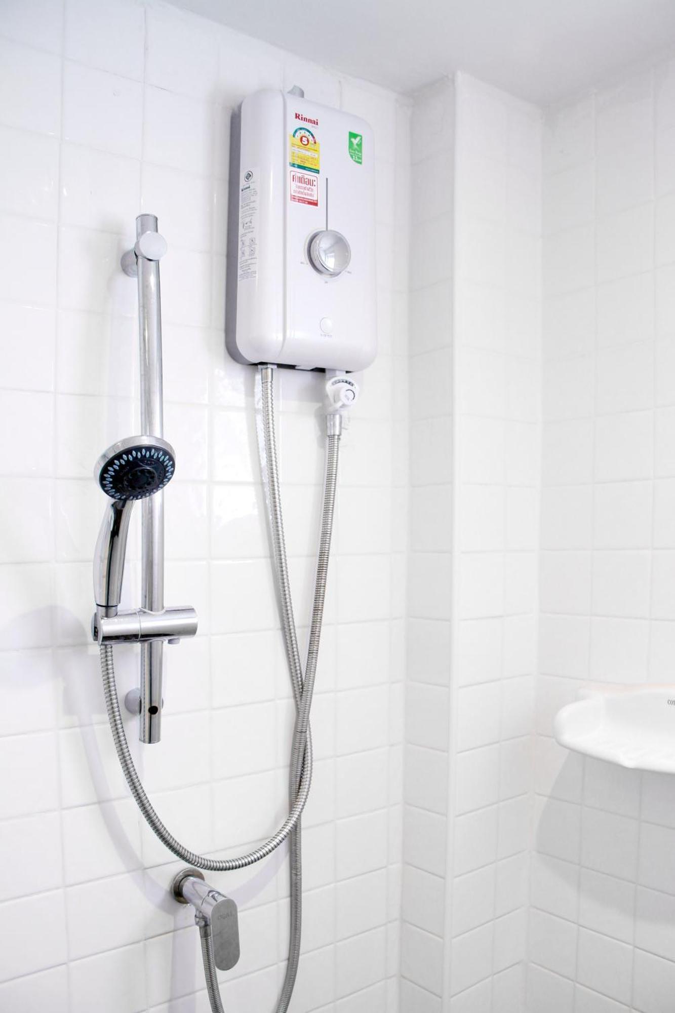 Single Room Bathroom,402707736:JPEG