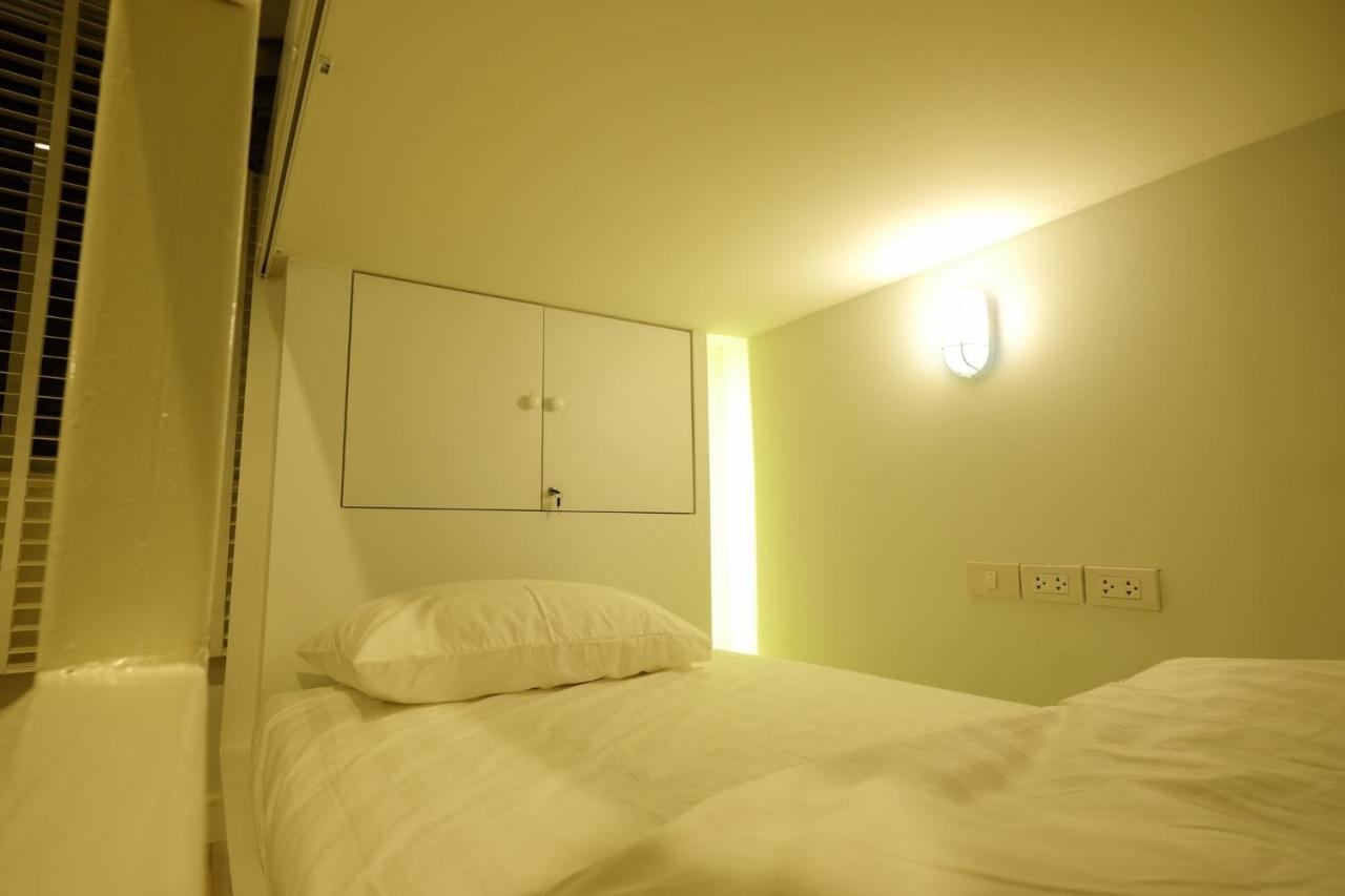 Single Bed Female Dormitory Room,943973212:JPEG