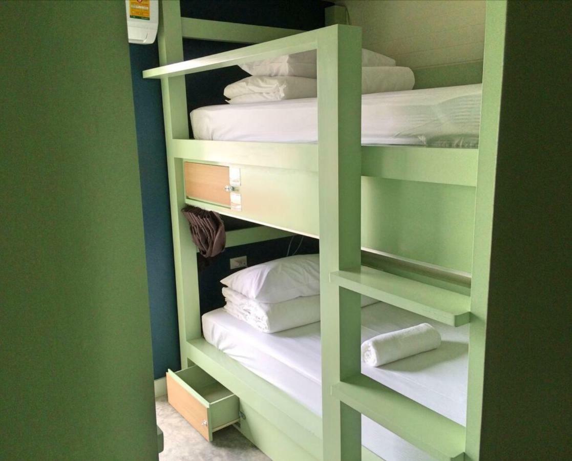 Bunk Bed Female Dormitory Room,861571508:JPEG