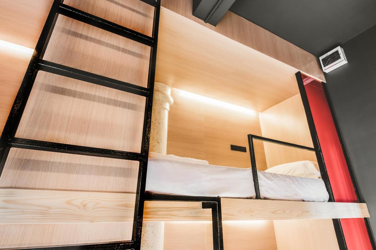 Cama en habitación compartida femenina de 6 camas