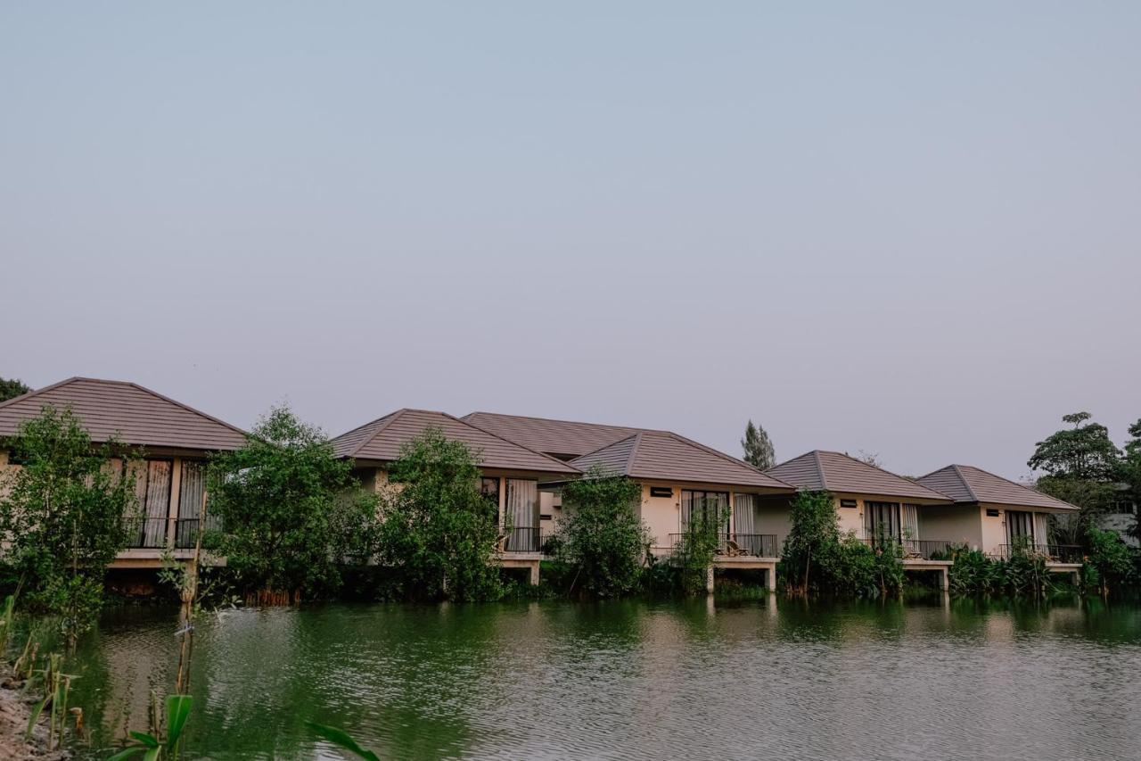 Villa Lake View King Bed
