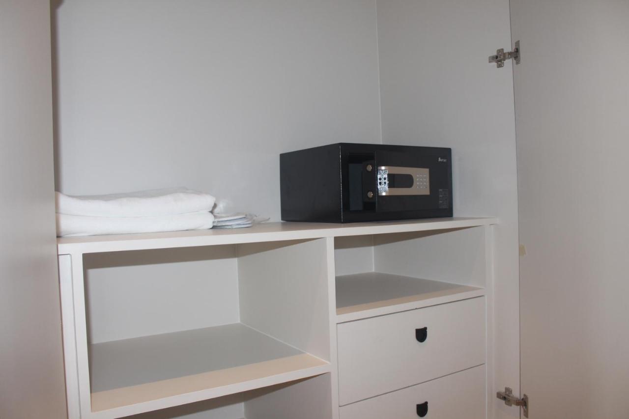 Habitación con cama extragrande.