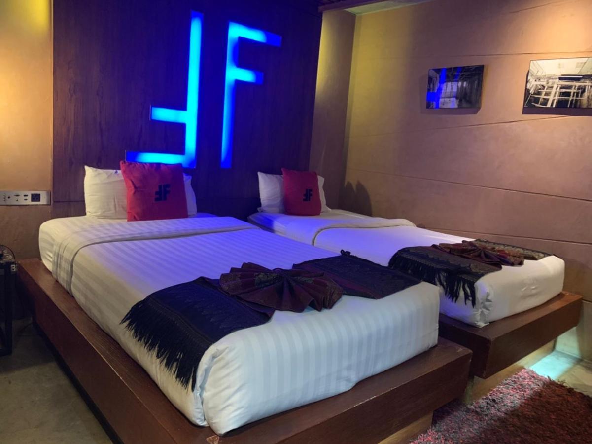 Deluxe Twin Beds Room