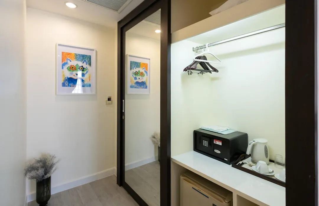 24 Inn At Bts Phrom Phong-1