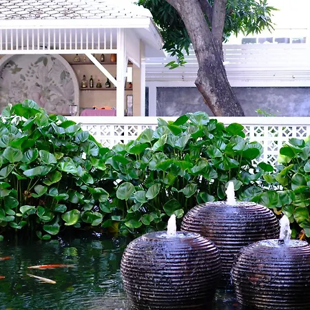 Feung Nakorn Balcony Rooms&Cafe-3