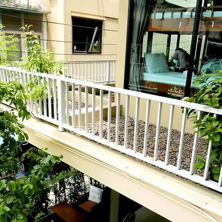 Feung Nakorn Balcony Rooms&Cafe-2