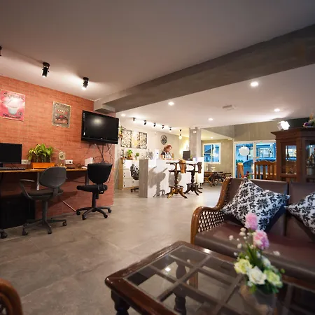 Hoppers Place Donmuang Hostel-3