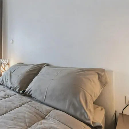 S39- 1 Bedroom Downtown Bangkok Apt With Balcony And Pool-2