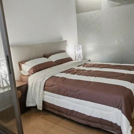 S39- 1 Bedroom Downtown Bangkok Apt With Balcony And Pool-3