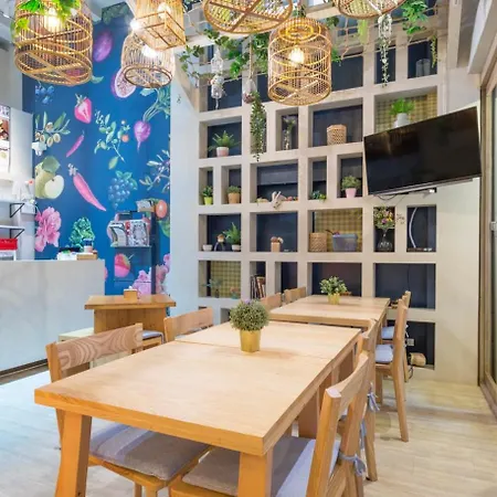 Kinnon Deluxe Hostel Coworking Cafe-3