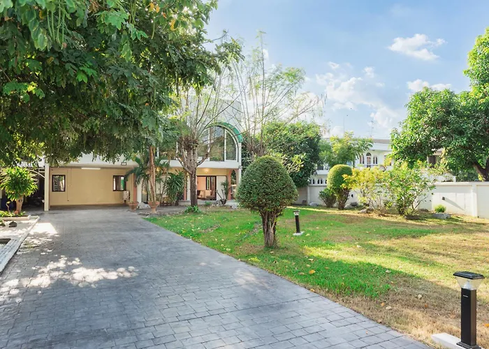 El Privado Bangkok Cozy Garden Pool Villa Sukhumvit